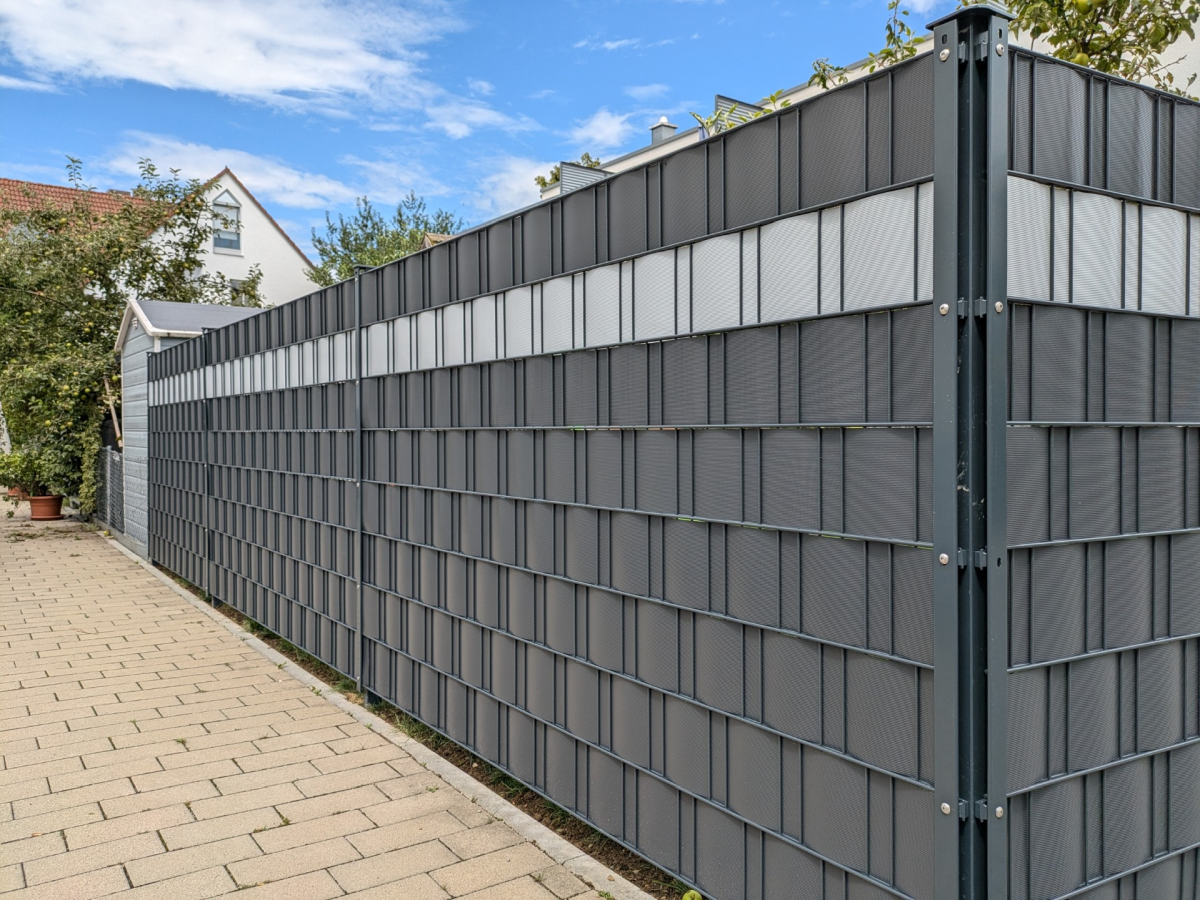 Moderner Sichtschutzzaun im Garten bei Bobingen