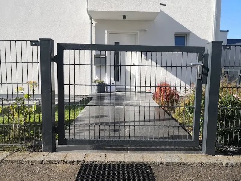 Passende Zauntür in einer modernen Zaunanlage